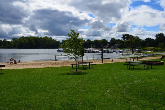 Enjoy using the volleyball courts or picnic areas. | Image 25