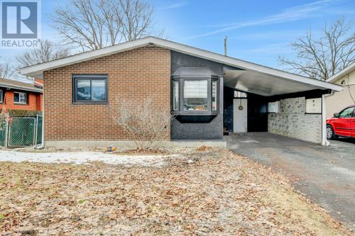 2424 Heaton Ave, Ottawa, ON, K1G1J2 | Card Image