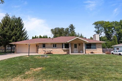 630 W Capitol Drive, GRAND CHUTE, WI, 54911 | Card Image