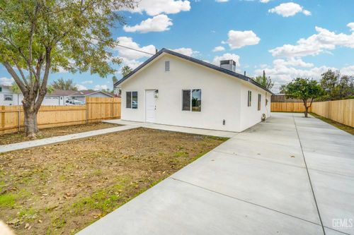 10901 San Fernando St, Lamont, CA, 93241-2313 | Card Image