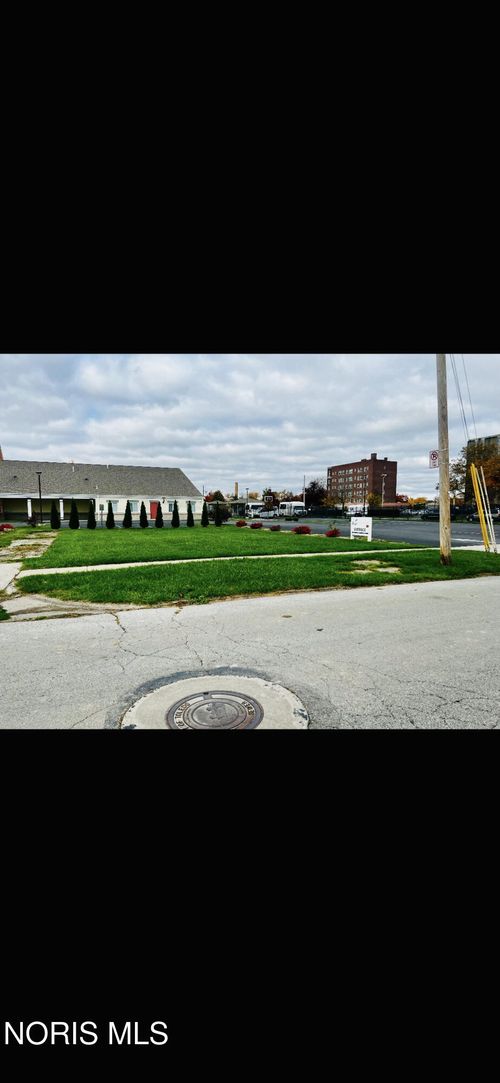 2015 Putnam St, Toledo, OH, 43620-1817 | Card Image