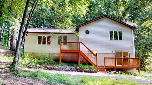 303 Otter Ct, Bushkill, PA, 18324-8384 | Card Image