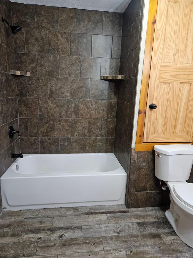 Upstairs Tiled bathroom | Image 12