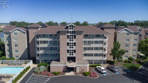 30 Marina Point Dr, Sandusky, OH, 44870-6506 | Card Image