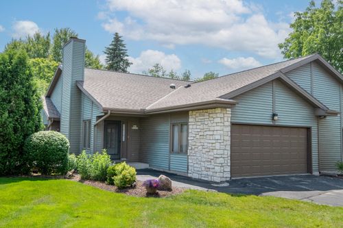 N81W13163 Country Terrace Ln, Menomonee Falls, WI, 53051-7261 | Card Image