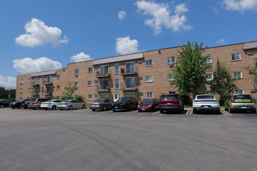 141-143 W Elk Trl, Carol Stream, IL, 60188-9326 | Card Image
