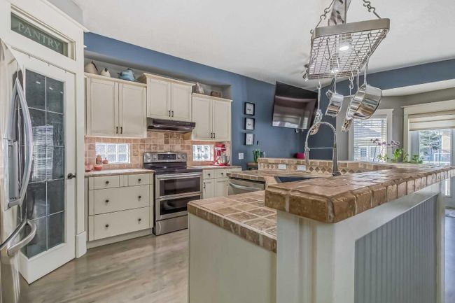 37 Rowland Lane, Home with 3 bedrooms, 2 bathrooms and 2 parking in Okotoks AB | Image 11