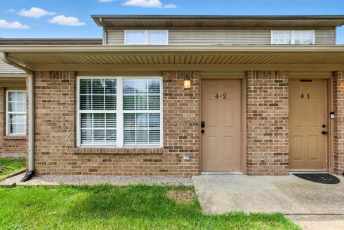 42-1100 Horsemans Ln, Lexington, KY, 40504-2875 | Card Image