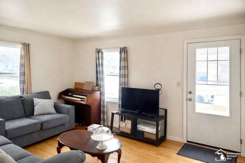 1331 Detroit Ave, Lincoln Park, MI, 48146-3331 | Card Image