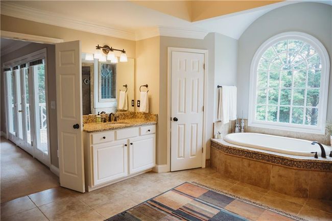 605 Lake Medlock Dr, House other with 5 bedrooms, 5 bathrooms and 2 parking in Johns Creek GA | Image 13