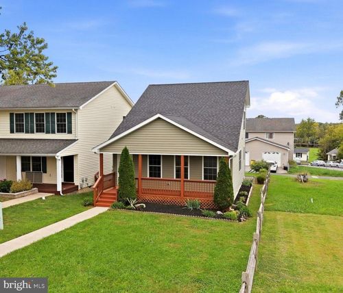 104 Center St, CHARLES TOWN, WV, 25414-1702 | Card Image