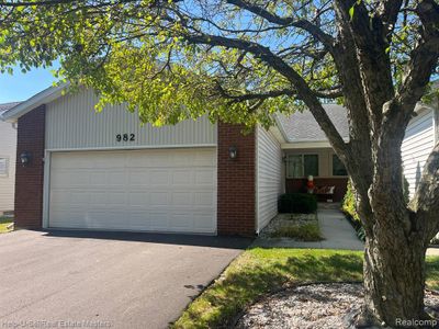 982 Saint Joseph Lane, Condo with 2 bedrooms, 2 bathrooms and null parking in Marysville MI | Image 1