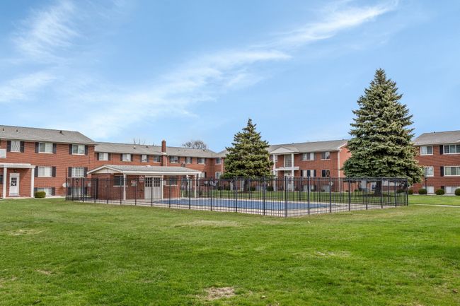 N2 - 8160 Crestview Dr, Condo with 1 bedrooms, 1 bathrooms and null parking in Sterling Heights MI | Image 11