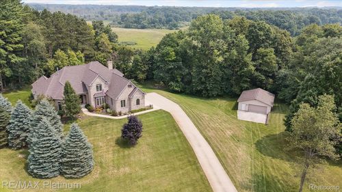 9071 Thornapple Dr, Pinckney, MI, 48169-9268 | Card Image