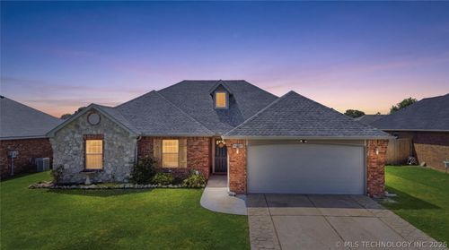11915 N 108th East Ave, Collinsville, OK, 74021-5519 | Card Image