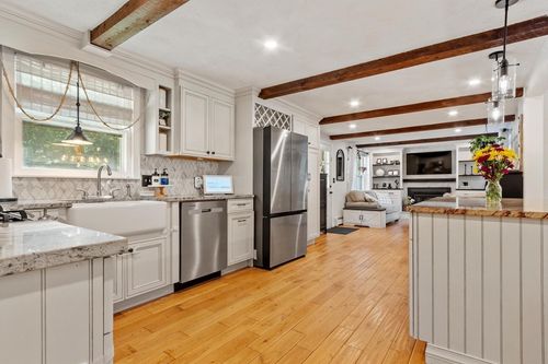 123 Houde St, Marlborough, MA, 01752-1070 | Card Image