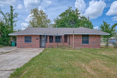 5431 Willow Glen Dr, Houston, TX, 77033-2848 | Card Image