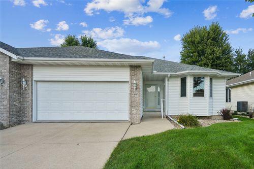 808 Winterberry Pl Ne, Cedar Rapids, IA, 52402-7343 | Card Image