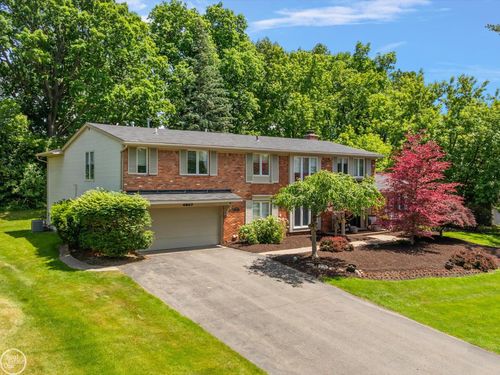 4547 Valleyview Dr, West Bloomfield, MI, 48323-3357 | Card Image