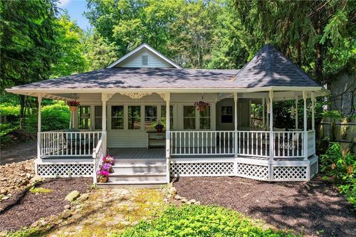 1990 Woodstock Rd, Gates Mills, OH, 44040-9321 | Card Image