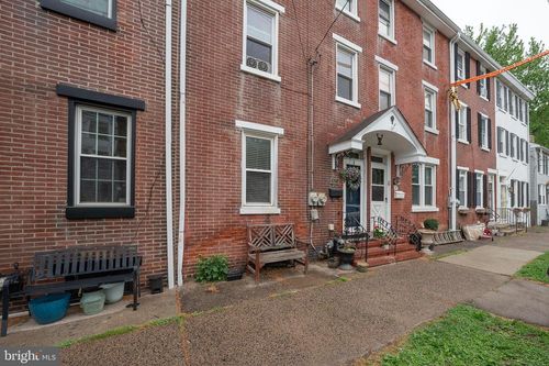 325 Washington Ave, PHOENIXVILLE, PA, 19460-3718 | Card Image
