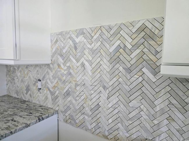 Bathroom featuring tasteful backsplash | Image 11