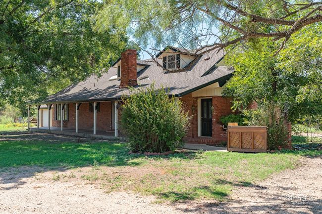 View of front facade with a front lawn | Image 36