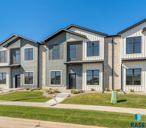 8611 W Shoreline Pl, Sioux Falls, SD, 57107-8515 | Card Image
