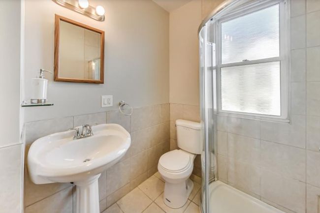 First bathroom between bedrooms. | Image 8