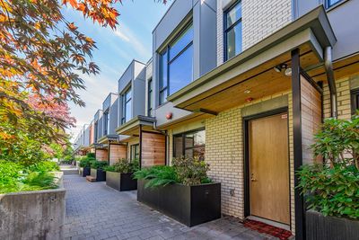 5486 Oak St, Townhouse with 3 bedrooms, 3 bathrooms and 2 parking in Vancouver BC | Image 1