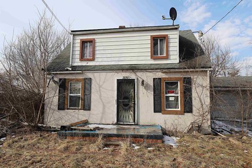 3056 Shaw St, Burton, MI, 48529-1032 | Card Image