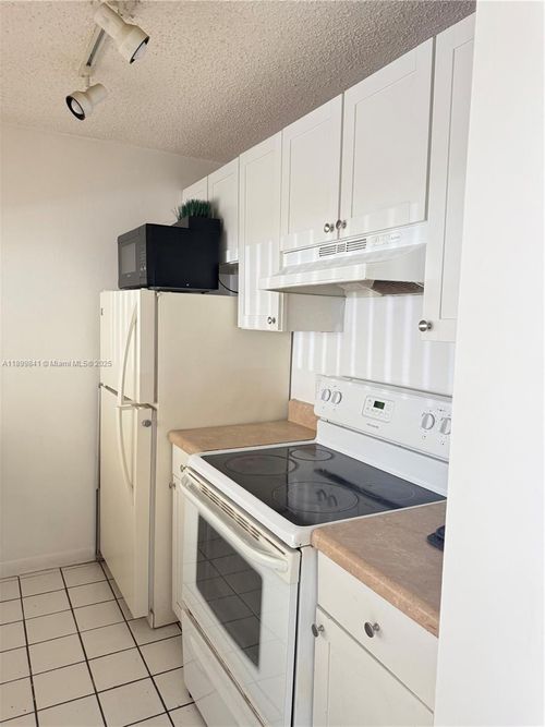 apt-145-8100 Geneva Ct, Doral, FL, 33166-4654 | Card Image