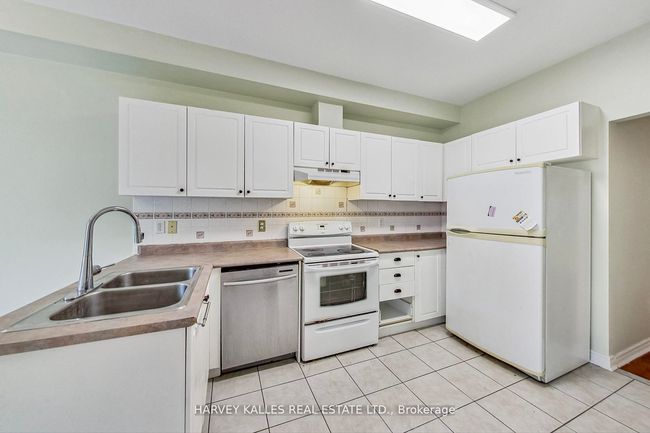 241 Denise Cir, House attached with 3 bedrooms, 3 bathrooms and 3 parking in Newmarket ON | Image 11