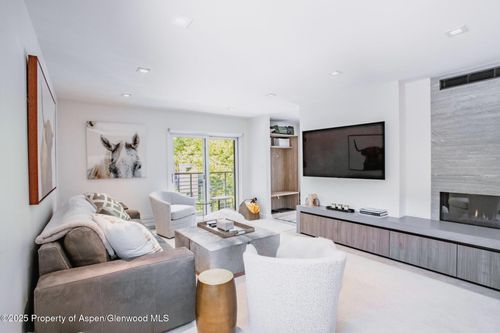 3g-210 E Cooper Ave, Aspen, CO, 81611-1874 | Card Image