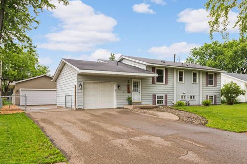 960 Redwell Ln, Apple Valley, MN, 55124-8946 | Card Image