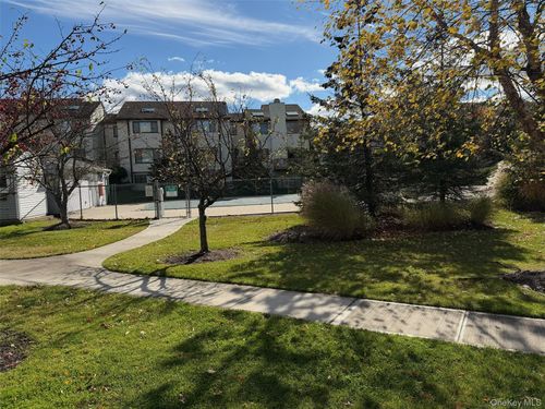 41 Vista Dr, Nanuet, NY, 10954-3822 | Card Image