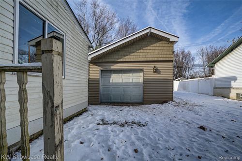 19443 Weyher St, Livonia, MI, 48152-2209 | Card Image