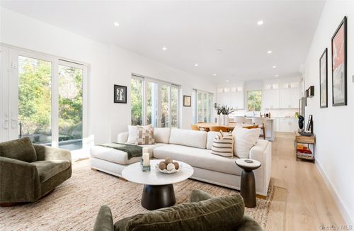 37 Peconic Bay Ave, Southampton, NY, 11968-1222 | Card Image