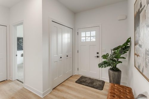 22622 Pine Dr, South Lyon, MI, 48178-8988 | Card Image