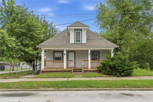 11208 Chicago Ave, Sugar Creek, MO, 64054-1102 | Card Image