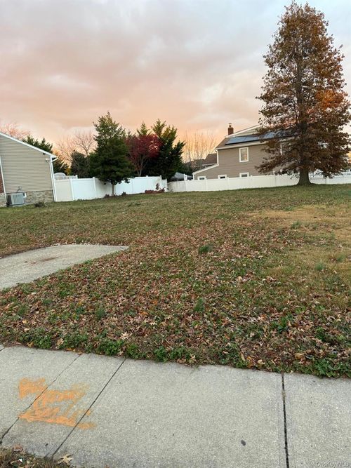 3051 Grand Ave, Baldwin, NY, 11510-4337 | Card Image