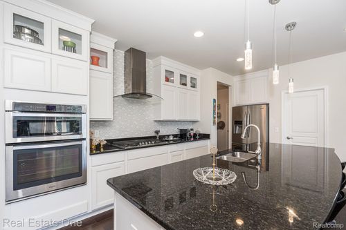 124 Oakland Crest Dr, Oakland Twp, MI, 48306-3453 | Card Image