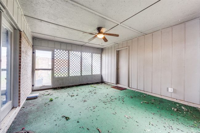 Sunroom with ceiling fan | Image 21