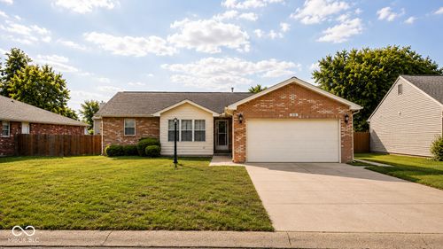 210 Bishop Dr, Seymour, IN, 47274-8627 | Card Image