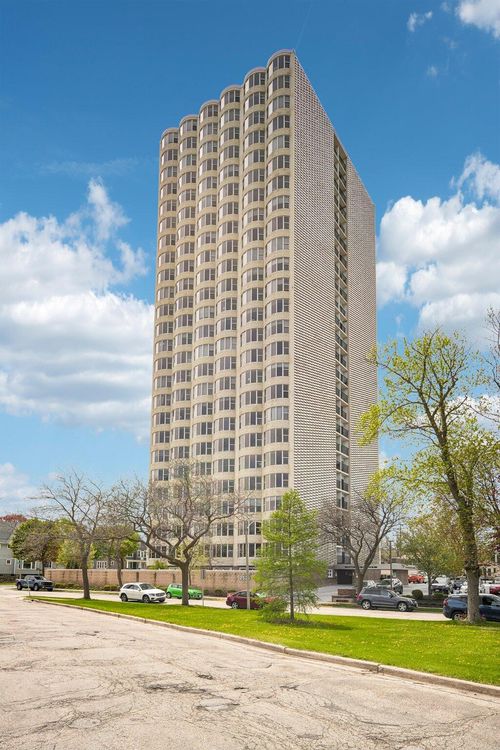2525 S Shore Dr, Milwaukee, WI, 53207-1973 | Card Image