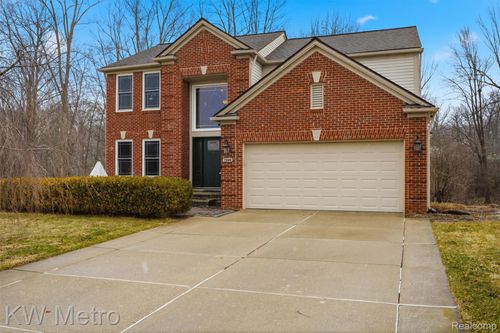 7598 Ring Neck Dr, Waterford, MI, 48327-4335 | Card Image