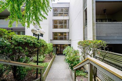 406 - 1955 Woodway Pl, Condo with 2 bedrooms, 1 bathrooms and 1 parking in Burnaby BC | Image 2