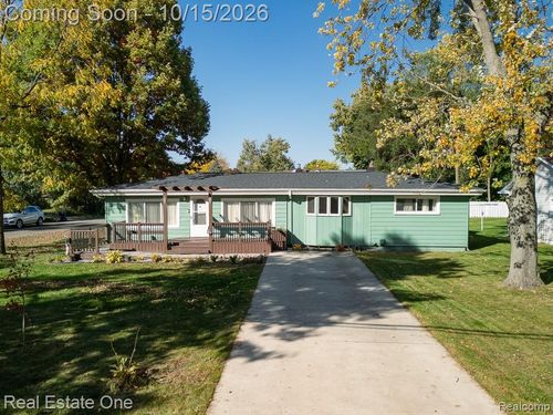 3984 Seeden St, Waterford Twp, MI, 48329-4161 | Card Image