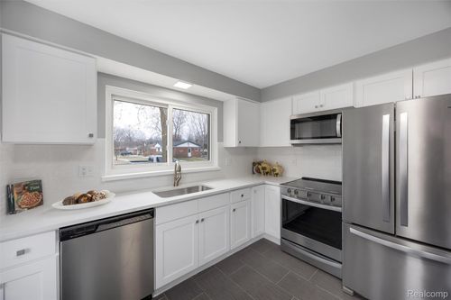 19647 Osmus St, Livonia, MI, 48152-1574 | Card Image