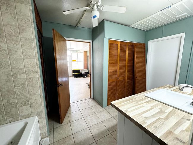 bathroom 2 between 2nd bedroom and Florida room | Image 44